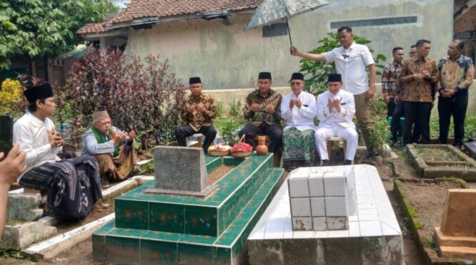 Kapolri Suyudi Ario Seto Berziarah ke Makam Kakek dan Nenek di Rangkasbitung
