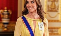 Kate Middleton Padukan Tiara Penuh Makna dengan Gaun Cape Kuning Lemon dari Elie Saab