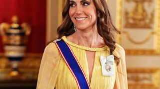 Kate Middleton Padukan Tiara Penuh Makna dengan Gaun Cape Kuning Lemon dari Elie Saab