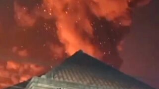 Kebakaran di Lapak Limbah Plastik Kemiri Tangerang, Tiga Rumah Terbakar