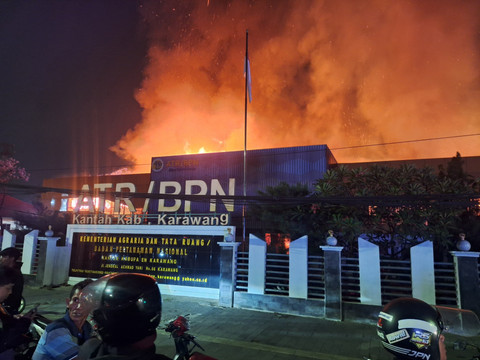 Kebakaran Melanda Gedung ATRBPN Kabupaten Karawang