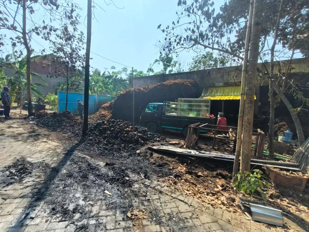 Kebakaran Pabrik Sabut Kelapa di Banyuwangi, Kerugian Capai Rp350 Juta di Banyuwangi