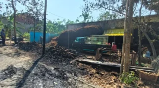 Kebakaran Pabrik Sabut Kelapa di Banyuwangi Timbulkan Kerugian Rp350 Juta