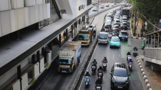 Kendaraan Lain Masih Melintas di Jalur Khusus Transjakarta
