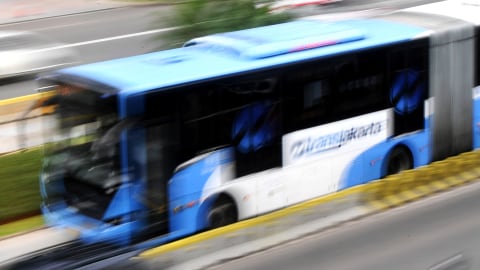 Keterlambatan Sejumlah Rute Transjakarta Akibat Truk Tabrak Separator di Jalan S. Parman