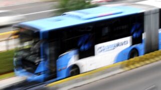 Keterlambatan Sejumlah Rute Transjakarta Akibat Truk Tabrak Separator di Jalan S. Parman