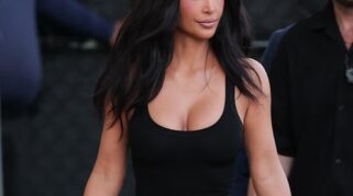 Kim Kardashian Beri Sentuhan ala Penyihir pada Gaya Skintight Andalannya lewat Gaun Sportmax yang Sculptural
