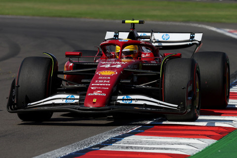 Lewis Hamilton Raih Posisi Start Kedua di Grand Prix Sepang