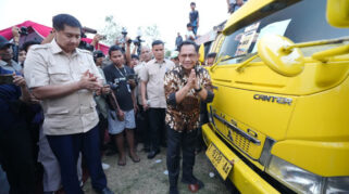 Mendagri Tito Karnavian Lepas 125 Truk Genteng Dukung Program Gentengisasi Presiden Prabowo