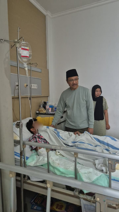 Mensos Gus Ipul Jenguk Korban Kebakaran Rumah Makan Padang dan Salurkan Santunan