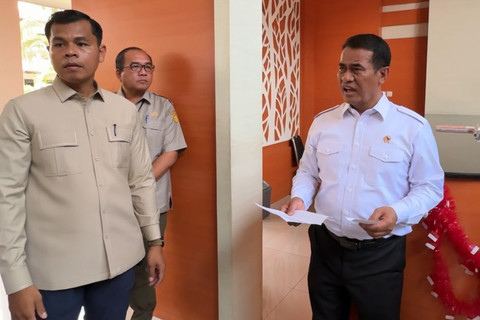 Mentan Amran Sulaiman Skors Tiga Pegawai Merokok saat Jam Kerja