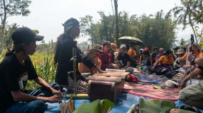 Nyonteng Gumok di Kalisat: Tradisi Lama yang Menyimpan Pesan Penting tentang Alam