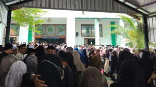Padati Rumah Duka, Pelayat Hadiri Pemakaman KH Syukron Mamun