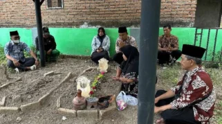 Panitia Gandrung Sewu Ziarah ke Makam Leluhur Seblang Bakungan di Banyuwangi