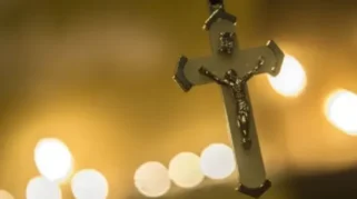 Pastor Tewas Tertimpa Salib Besar Saat Pimpin Misa, Detik-Detiknya Terekam Live
