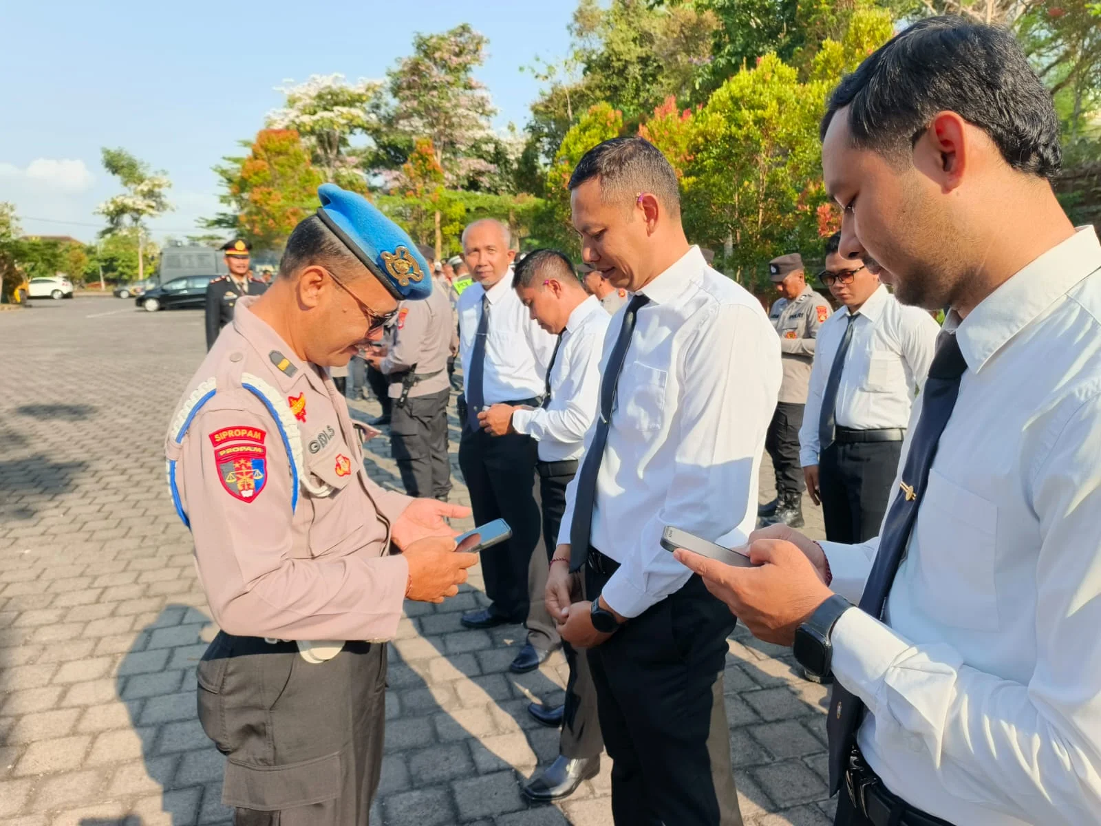 Pemeriksaan HP Personel Polres Jembrana untuk Cegah Judi Online dan Pinjaman Ilegal
