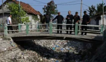 Pemkab Banyuwangi Bersama Warga Atasi Masalah Sampah di Muara Sungai Kalimati