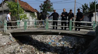 Pemkab Banyuwangi Bersama Warga Atasi Masalah Sampah di Muara Sungai Kalimati