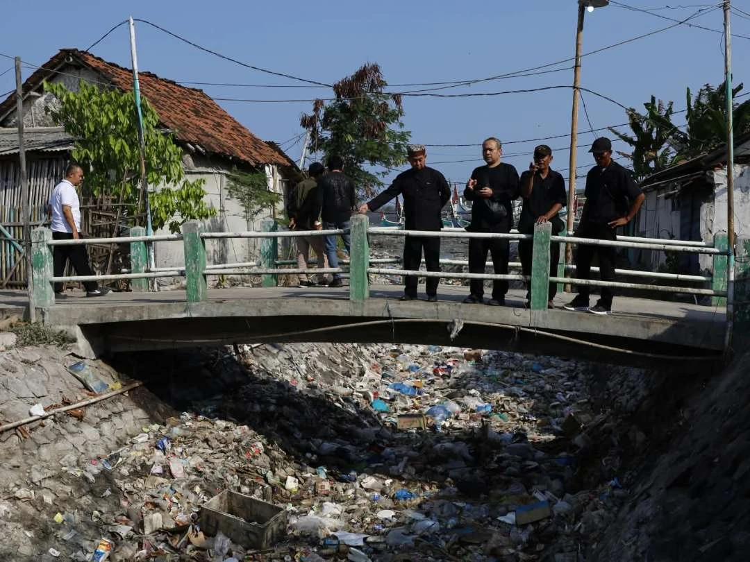 Pemkab Banyuwangi Bersama Warga Atasi Masalah Sampah di Muara Sungai Kalimati