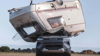Pengujian Ekstrem Toyota Hilux BEV: Dilempar Karavan untuk Uji Ketahanan