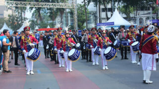 Perdana Tampil di Publik, Drum Band SMA KTB Meriahkan Sosialisasi SPMB di CFD