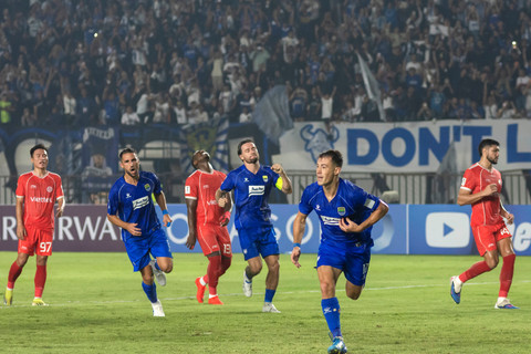 Persib Bandung Puncaki Klasemen Usai Kemenangan Tipis atas Viettel FC