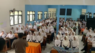 Polsek Sumbersuko Ajak Siswa SMPN 1 Sumbersuko Daftar di SMA Kemala Taruna Bhayangkara