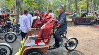 Presiden Prabowo Serahkan Becak Listrik untuk Tingkatkan Kesejahteraan Tukang Becak di Purwakarta