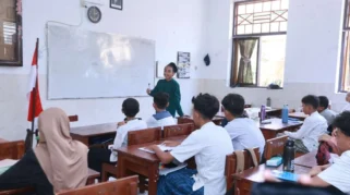 Puluhan Santri di Banyuwangi Berbagi Ilmu dengan Pelajar SD hingga SMP dalam Program Santri Mengajar di Banyuwangi