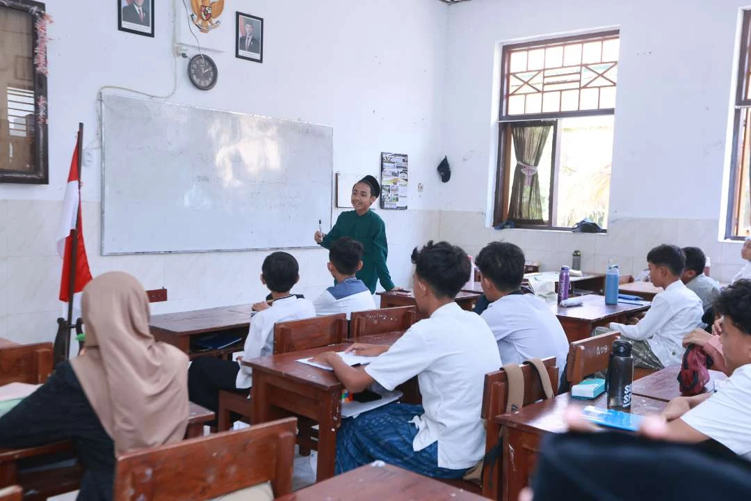 Puluhan Santri di Banyuwangi Berbagi Ilmu dengan Pelajar SD hingga SMP dalam Program Santri Mengajar di Banyuwangi