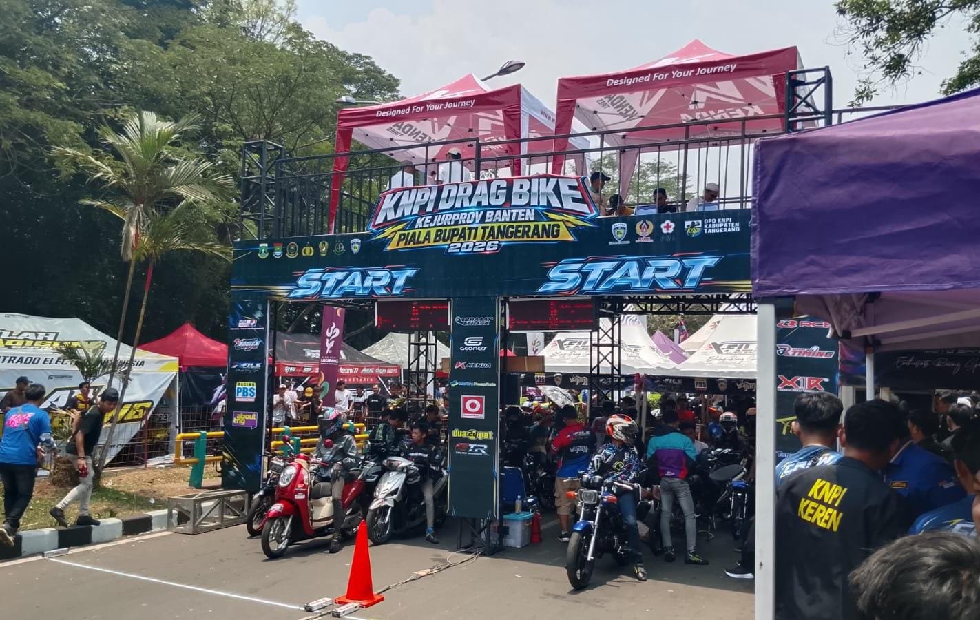 Puspemkab Tangerang Disulap Jadi Sirkuit, Ribuan Penonton Serbu Drag Bike Piala Bupati