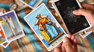 Ramalan Zodiak Tarot Hari Ini 20 Oktober 2026: Zodiak Kamu Punya Kejutan Apa