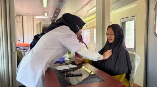 Ratusan Warga Banyuwangi Ikuti Pemeriksaan dan Pengobatan Gratis di Rail Clinic di Banyuwangi