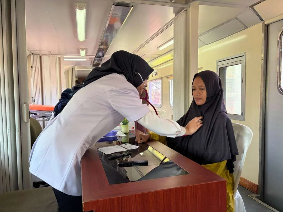 Ratusan Warga Banyuwangi Ikuti Pemeriksaan dan Pengobatan Gratis di Rail Clinic di Banyuwangi