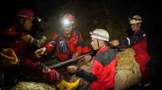 Relawan Menelusuri Gua Cekelan Gunungkidul untuk Sumber Air Bersih