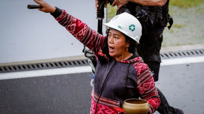 Respon Rara Pawang Hujan Terkait Permintaan Turunkan Hujan di Lokasi Karhutla