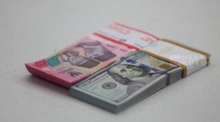 Rupiah Hari Ini Tumbang ke Rp18.046, Ancaman Suku Bunga The Fed Bikin Dolar AS Makin Beringas