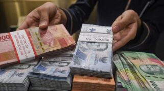 Rupiah Menguat ke Rp17.894 Berkat Intervensi BI dan Penurunan Harga Minyak Dunia