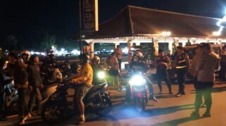 Suporter Persija Pandeglang Pulang Usai Laga Melawan Persita dengan Pengawalan Polisi