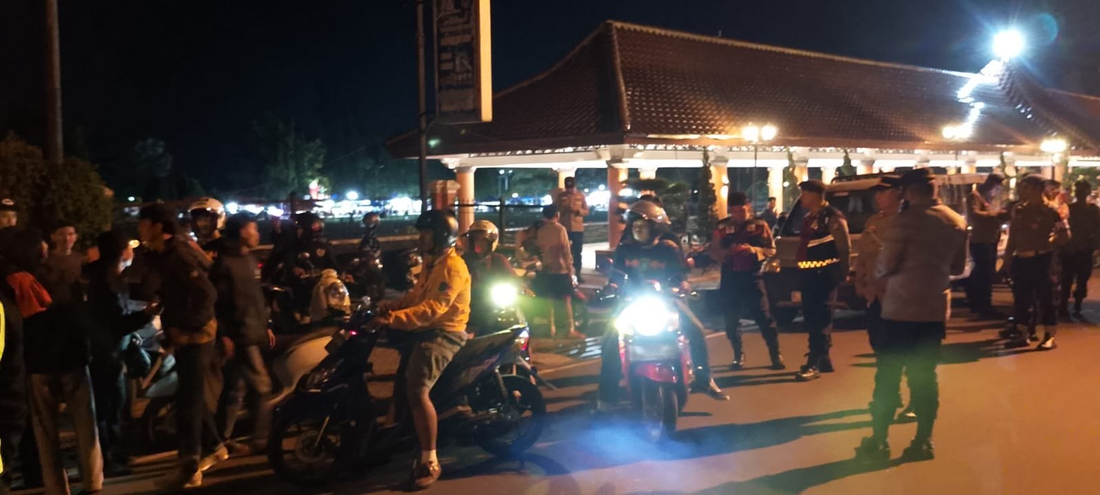 Suporter Persija Pandeglang Pulang Usai Laga Melawan Persita dengan Pengawalan Polisi