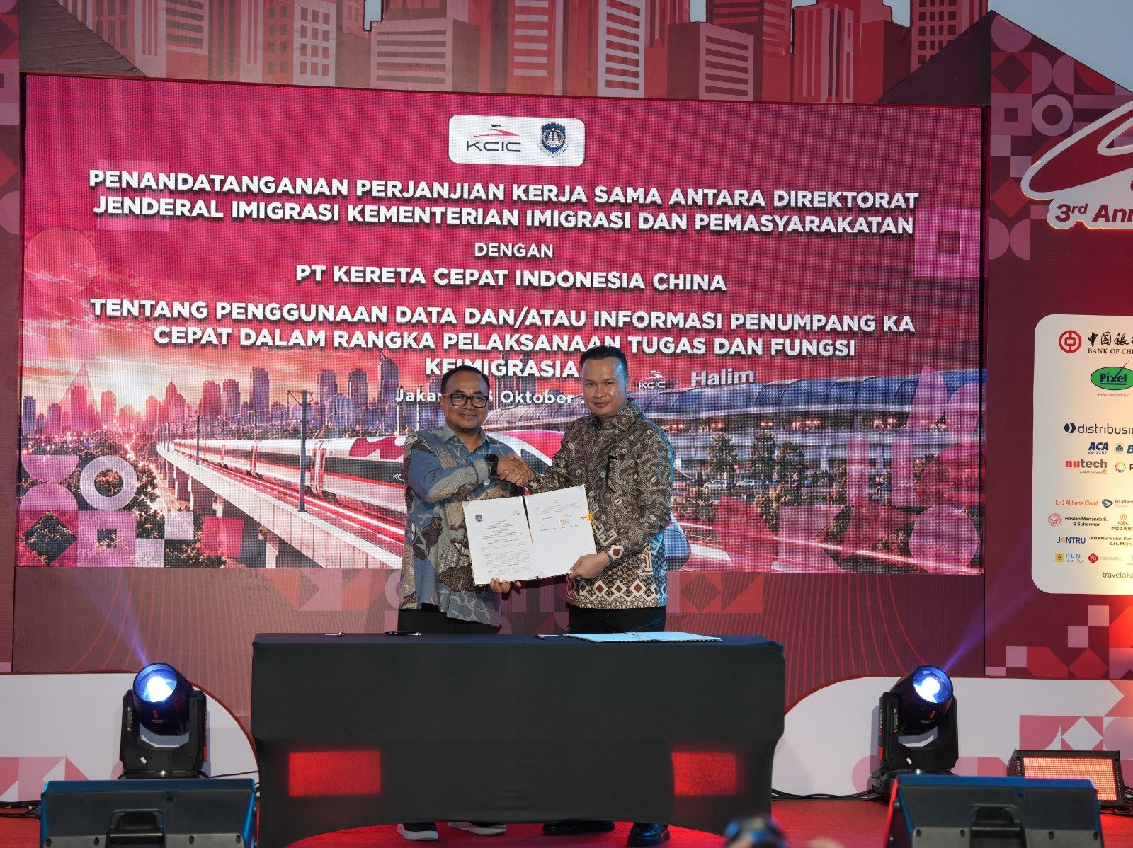Tiba di Indonesia, Penumpang Internasional Kini Lebih Mudah Lanjut ke Bandung dengan Whoos