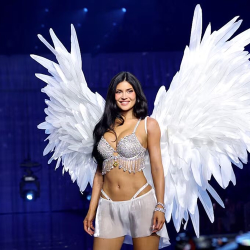 Timothée Chalamet Beri Dukungan untuk Kylie Jenner yang Debut di Victoria’s Secret Fashion Show
