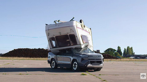Toyota Hilux BEV Ulangi Adegan Ikonik dengan Karavan