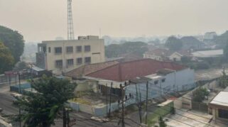 Udara Palembang Masih Berbahaya Sabtu Pagi, Sukarami Tembus AQI 674