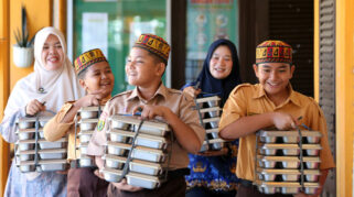 Uji Coba MBG Prasmanan di Sekolah: Siswa Terlibat dalam Penyajian