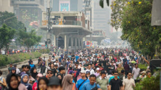Warga Jakarta Berolahraga di CFD di Tengah Kualitas Udara Tidak Sehat