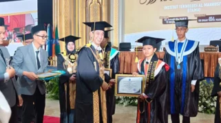 Wisuda Perdana Institut Teknologi Al-Mahrusiyah Kediri: Momen Bersejarah bagi 23 Lulusan