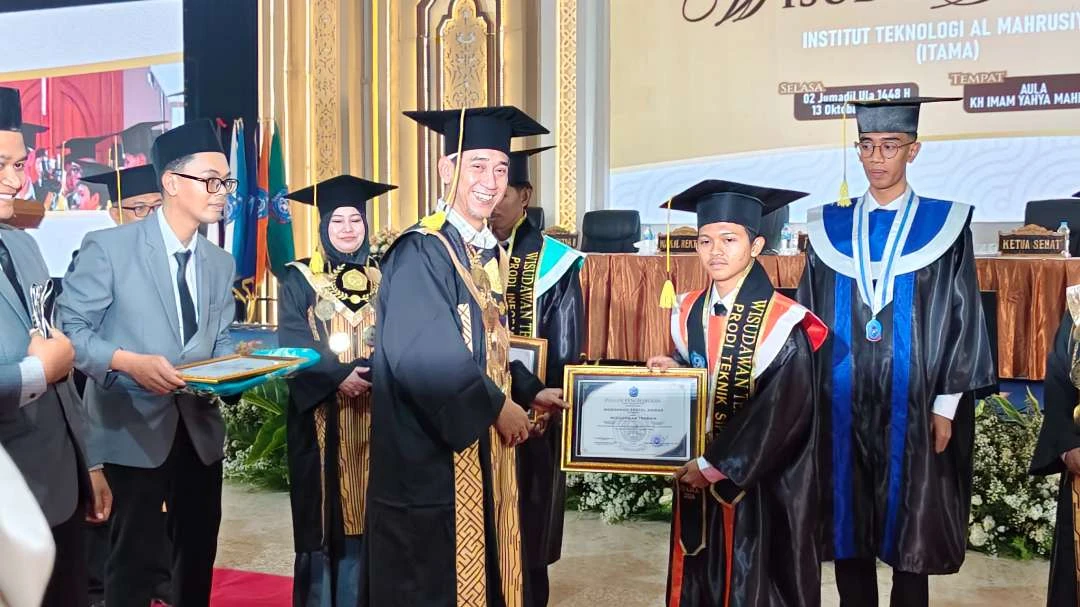 Wisuda Perdana Institut Teknologi Al-Mahrusiyah Kediri: Momen Bersejarah bagi 23 Lulusan