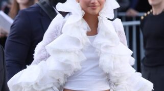 Zendaya Menarik Perhatian di Show Louis Vuitton dengan Ruffled Jacket yang Memikat