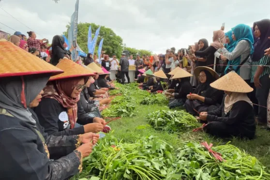 Peserta lomba unting-unting kangkung di Penataban Banyuwangi